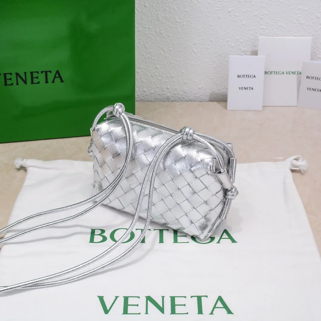 Batch 1160 B's new model is coming🔥Classic woven logo✅ The bag body is made of selected original sheepskin. The texture is soft and waxy. The simple square bag body is classic and versatile. The internal design is very practical. It has a large space and an adjustable iconic leather drawstring. It can be said to be both elegant and practical. The design is very simple and elegant. It has a kind of literary and retro style. Size model: 17*10*6cm, model number: 9896